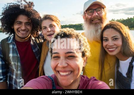 Wanderlust-Lifestyle, Selfie, multirassische junge Gruppe von trendigen Leuten, die Spaß zusammen im Urlaub haben - abwechslungsreiche Millennial-Pommes Stockfoto