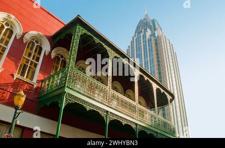 grillarbeiten am Gebäude im Lower Dauphin Street Historic District und im RSA Battle House Tower in der Innenstadt von Mobile, Alabama, USA Stockfoto