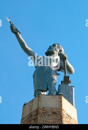 „Vulcan“, entworfen von Giuseppe Moretti im Jahr 1904, ist 56 Meter hoch und die weltweit größte gusseiserne Statue - ein berühmtes Wahrzeichen von Birmingham Stockfoto