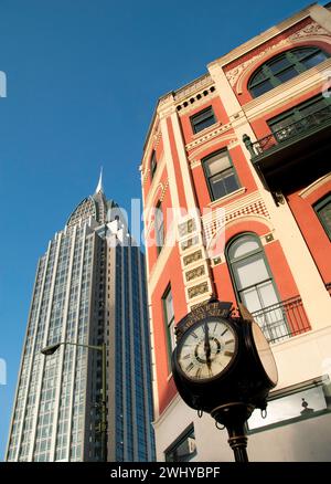 Uhr und Gebäude im Lower Dauphin Street Historic District und RSA Battle House Tower im Zentrum von Mobile, Alabama, USA Stockfoto