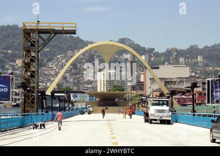 Avenida Marques de Sapucai vor Beginn der Parade der Samba-Schule während des Karnevals von Rio de Janeiro galt als der größte Karneval. Stockfoto