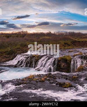 Malerischer Wasserfall Bruarfoss Herbstansicht. Die Jahreszeit ändert sich im südlichen Hochland Islands. Stockfoto