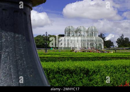 Die Architektur des Botanischen Gartens von Curitiba in Curitiba an einem sonnigen Tag. Eine Erkundung der architektonischen Wunder im Botanischen Garten von Curitiba. Stockfoto