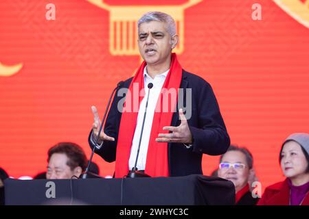 London, Großbritannien. Februar 2024. Sadiq Khan, der Bürgermeister von London, hält eine Eröffnungsrede zur Feier des Neujahrsfestes am Trafalgar Square in London. Am zweiten Tag des Drachenjahres findet in London die größte Feier zum Neujahrsfest statt. (Foto: Hesther ng/SOPA Images/SIPA USA) Credit: SIPA USA/Alamy Live News Stockfoto