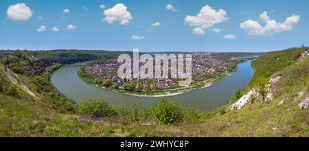 Fantastischer Blick auf den Frühling auf den Dnister River Canyon. Blick auf Zalishchyky Stadt, Ternopil Region, Ukraine. Stockfoto