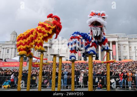 London, UK, 11. Februar 2024. Glückverheißende Löwentänze wurden auf dem Trafalgar Square zu den chinesischen Neujahrsfeiern aufgeführt, die mit einer Parade im West End begannen. Quelle: Eleventh Photography/Alamy Live News Stockfoto