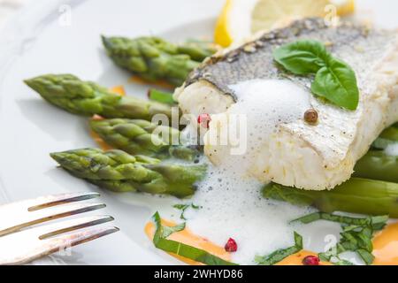 Seehechtfilet mit grüner Spargelschaumsauce Stockfoto