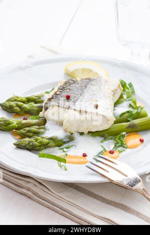 Seehechtfilet mit Spargelschaumsauce Stockfoto