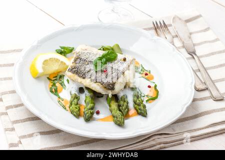 Seehechtfilet mit Spargelschaumsauce Stockfoto