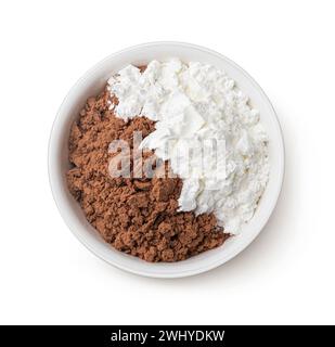 Mehl- und Kakaopulver-Mischung isoliert auf weißem Hintergrund, Draufsicht Stockfoto