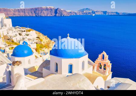 Oia Santorini Griechenland an einem sonnigen Tag im Sommer mit weiß getünchten Häusern und Kirchen, griechische Insel Stockfoto