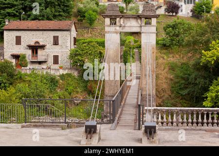 Alte schöne Brücke in Bagni di Lucca, Italien Stockfoto