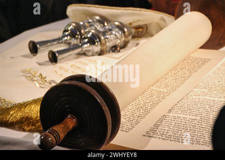 Öffnen Sie die Thora-Schriftrolle über bima in der Synagoge Stockfoto