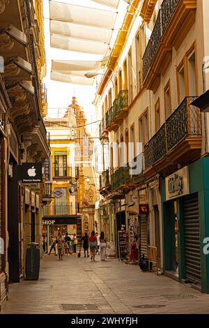 Wunderschöne kleine Straße in der Altstadt von Sevilla Stockfoto