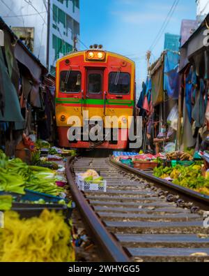 Maeklong Railway Market Thailand, Maeklong Railway Market mit Zug thailand Stockfoto