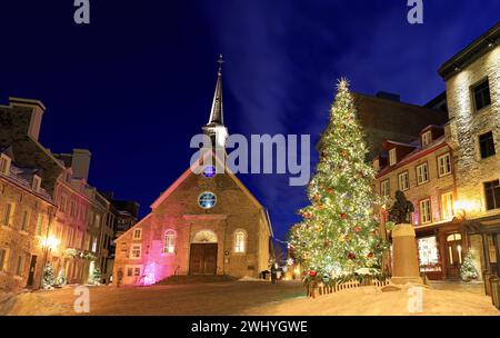 Der Place Royale (Royal Plaza) und die Kirche Notre Dame des Victories, die zu Weihnachten dekoriert und in der Abenddämmerung in Québec beleuchtet ist Stockfoto