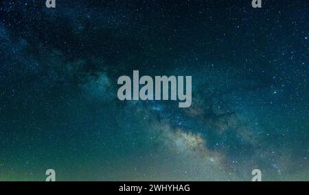 Astrophotography, Milky Way, Night sky, Detailed stars, Vibrant colors, Cosmic beauty, Galactic panorama, Starry night, Deep space Stockfoto