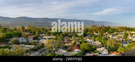 Santa Barbara Downtown, erhöhte Aussicht, Sonnenuntergang, Dämmerung, Stadtlandschaft, Berge, Küstenstadt, Stadtpanorama Stockfoto