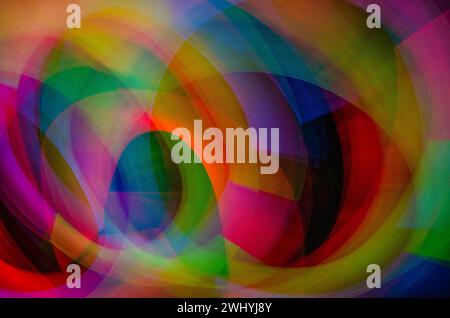 LED-Lichtmalerei, Fotokunst, bunte Beleuchtung, Lichtspuren, kreative Langzeitbelichtung, leuchtende Farben, Nachtfotografie Stockfoto