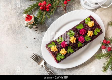 Festlicher Shuba-Salat. Traditionelles russisches Weihnachts-Neujahrsgemüse mit Hering und gekochtem Gemüse. Vie Stockfoto