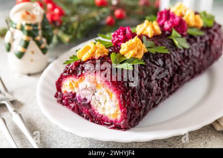 Festlicher Shuba-Salat. Traditionelles russisches Weihnachts-Neujahrsgemüse mit Hering und gekochtem Gemüse. Stockfoto