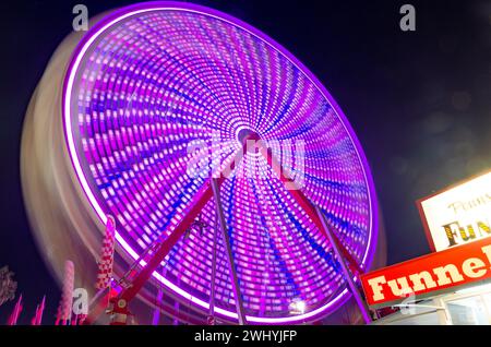 Sonoma County Fair, farbenfrohe Fahrgeschäfte, Karneval bei Nacht, Riesenrad, lange Exposition, leuchtende Lichter, Vergnügungspark Stockfoto