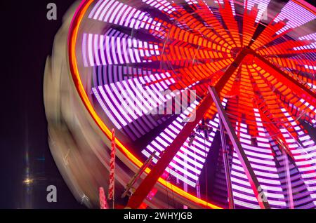 Sonoma County Fair, farbenfrohe Fahrgeschäfte, Karneval bei Nacht, Riesenrad, lange Exposition, leuchtende Lichter, Vergnügungspark Stockfoto