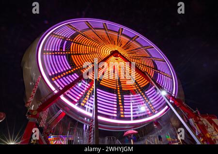 Sonoma County Fair, farbenfrohe Fahrgeschäfte, Karneval bei Nacht, Riesenrad, lange Exposition, leuchtende Lichter, Vergnügungspark Stockfoto