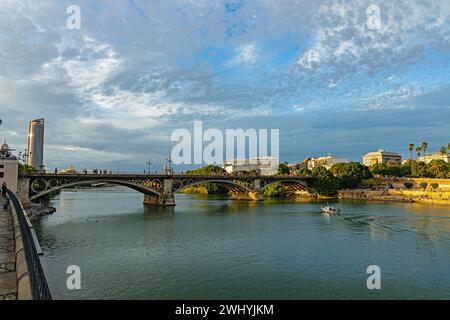 Blick über den Guadalquivir-Fluss in Sevilla Stockfoto