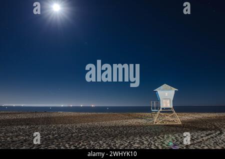 Paar, Mondlicht, Santa Barbara Küste, Nacht, romantisches Rendezvous, Rettungsschwimmerturm, Küstentreffen Stockfoto