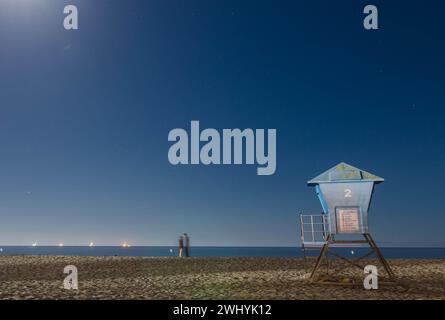 Paar, Mondlicht, Santa Barbara Küste, Nacht, romantisches Rendezvous, Rettungsschwimmerturm, Küstentreffen Stockfoto