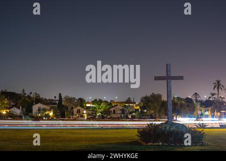 Santa Barbara Mission, Wahrzeichen, Nacht, Abendglühen, architektonische Schönheit, historische Stätte, beleuchtet, Missionarerbe, nächtliche Schönheit Stockfoto