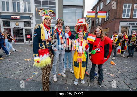 Besucher und Partygäste posieren für ein Foto während des Karnevals 2024 im Stadtzentrum von den Bosh. Aufgrund des starken Besucherzustroms in diesem Jahr hat die Gemeinde potenzielle Besucher gefragt, ob sie ihren Besuch absagen könnten. Der Oeteldonk Karneval wird offiziell vom Sonntag, 11. Februar bis Dienstag, 13. Februar gefeiert. 'S-Hertogenbosch ändert dann seinen Namen in Oeteldonk für die Veranstaltung. Der Karneval ist ein fest, das seit über 550 Jahren in den Bosch gefeiert wird und viele Besucher aus der Stadt anzieht. Aufgrund der großen Anzahl von Störungen in der Vergangenheit und um sicherzustellen, dass alles Stockfoto