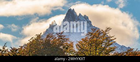 Blick auf die schneebedeckten Berge von cerro alarken, ushuaia, argentinien Stockfoto