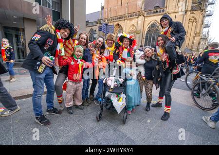 Besucher und Partygäste posieren für ein Foto während des Karnevals 2024 im Stadtzentrum von den Bosh. Aufgrund des starken Besucherzustroms in diesem Jahr hat die Gemeinde potenzielle Besucher gefragt, ob sie ihren Besuch absagen könnten. Der Oeteldonk Karneval wird offiziell vom Sonntag, 11. Februar bis Dienstag, 13. Februar gefeiert. 'S-Hertogenbosch ändert dann seinen Namen in Oeteldonk für die Veranstaltung. Der Karneval ist ein fest, das seit über 550 Jahren in den Bosch gefeiert wird und viele Besucher aus der Stadt anzieht. Aufgrund der großen Anzahl von Störungen in der Vergangenheit und um sicherzustellen, dass alles Stockfoto