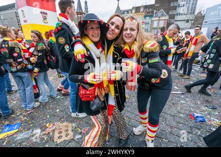 Besucher und Partygäste posieren für ein Foto während des Karnevals 2024 im Stadtzentrum von den Bosh. Aufgrund des starken Besucherzustroms in diesem Jahr hat die Gemeinde potenzielle Besucher gefragt, ob sie ihren Besuch absagen könnten. Der Oeteldonk Karneval wird offiziell vom Sonntag, 11. Februar bis Dienstag, 13. Februar gefeiert. 'S-Hertogenbosch ändert dann seinen Namen in Oeteldonk für die Veranstaltung. Der Karneval ist ein fest, das seit über 550 Jahren in den Bosch gefeiert wird und viele Besucher aus der Stadt anzieht. Aufgrund der großen Anzahl von Störungen in der Vergangenheit und um sicherzustellen, dass alles Stockfoto