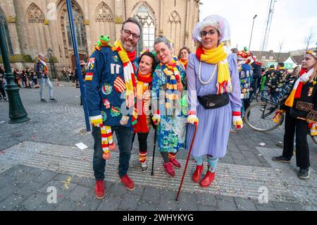 Besucher und Partygäste posieren für ein Foto während des Karnevals 2024 im Stadtzentrum von den Bosh. Aufgrund des starken Besucherzustroms in diesem Jahr hat die Gemeinde potenzielle Besucher gefragt, ob sie ihren Besuch absagen könnten. Der Oeteldonk Karneval wird offiziell vom Sonntag, 11. Februar bis Dienstag, 13. Februar gefeiert. 'S-Hertogenbosch ändert dann seinen Namen in Oeteldonk für die Veranstaltung. Der Karneval ist ein fest, das seit über 550 Jahren in den Bosch gefeiert wird und viele Besucher aus der Stadt anzieht. Aufgrund der großen Anzahl von Störungen in der Vergangenheit und um sicherzustellen, dass alles Stockfoto