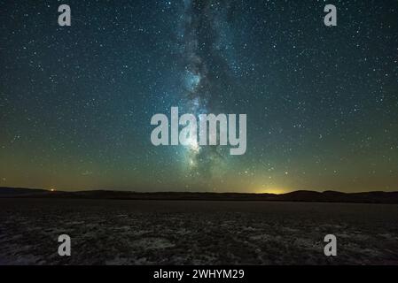 Milchstraße, Rising, Soda Lake, Zentralkalifornien, Nachthimmel, Astrofotografie, himmlische Schönheit, galaktischer Kern, nächtliche Landschaft, Sternenhimmel Stockfoto