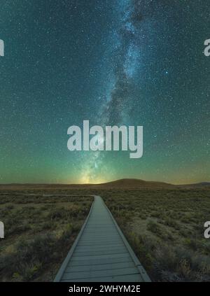 Milchstraße, Rising, Soda Lake, Zentralkalifornien, Nachthimmel, Astrofotografie, himmlische Schönheit, galaktischer Kern, nächtliche Landschaft, Sternenhimmel Stockfoto