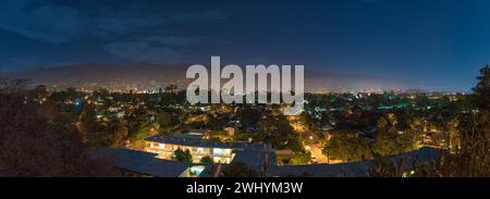 Santa Barbara Westside, Nachtpanorama, Blaue Stunde, Dämmerung, Stadtlichter, Bergblick, Dämmerung, Skyline bei Nacht Stockfoto