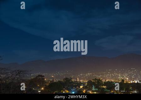 Santa Barbara Westside, Nachtpanorama, Blaue Stunde, Dämmerung, Stadtlichter, Bergblick, Dämmerung, Skyline bei Nacht Stockfoto