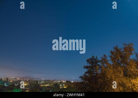 Santa Barbara Westside, Nachtpanorama, Blaue Stunde, Dämmerung, Stadtlichter, Bergblick, Dämmerung, Skyline bei Nacht Stockfoto