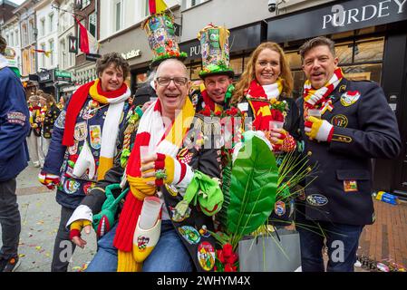 Besucher und Partygäste posieren für ein Foto während des Karnevals 2024 im Stadtzentrum von den Bosh. Aufgrund des starken Besucherzustroms in diesem Jahr hat die Gemeinde potenzielle Besucher gefragt, ob sie ihren Besuch absagen könnten. Der Oeteldonk Karneval wird offiziell vom Sonntag, 11. Februar bis Dienstag, 13. Februar gefeiert. 'S-Hertogenbosch ändert dann seinen Namen in Oeteldonk für die Veranstaltung. Der Karneval ist ein fest, das seit über 550 Jahren in den Bosch gefeiert wird und viele Besucher aus der Stadt anzieht. Aufgrund der großen Anzahl von Störungen in der Vergangenheit und um sicherzustellen, dass alles Stockfoto