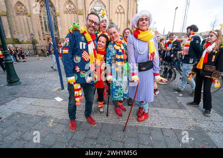 Besucher und Partygäste posieren für ein Foto während des Karnevals 2024 im Stadtzentrum von den Bosh. Aufgrund des starken Besucherzustroms in diesem Jahr hat die Gemeinde potenzielle Besucher gefragt, ob sie ihren Besuch absagen könnten. Der Oeteldonk Karneval wird offiziell vom Sonntag, 11. Februar bis Dienstag, 13. Februar gefeiert. 'S-Hertogenbosch ändert dann seinen Namen in Oeteldonk für die Veranstaltung. Der Karneval ist ein fest, das seit über 550 Jahren in den Bosch gefeiert wird und viele Besucher aus der Stadt anzieht. Aufgrund der großen Anzahl von Störungen in der Vergangenheit und um sicherzustellen, dass alles Stockfoto