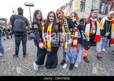 Besucher und Partygäste posieren für ein Foto während des Karnevals 2024 im Stadtzentrum von den Bosh. Aufgrund des starken Besucherzustroms in diesem Jahr hat die Gemeinde potenzielle Besucher gefragt, ob sie ihren Besuch absagen könnten. Der Oeteldonk Karneval wird offiziell vom Sonntag, 11. Februar bis Dienstag, 13. Februar gefeiert. 'S-Hertogenbosch ändert dann seinen Namen in Oeteldonk für die Veranstaltung. Der Karneval ist ein fest, das seit über 550 Jahren in den Bosch gefeiert wird und viele Besucher aus der Stadt anzieht. Aufgrund der großen Anzahl von Störungen in der Vergangenheit und um sicherzustellen, dass alles Stockfoto