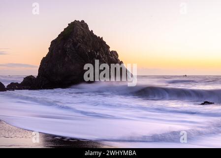 Wrights Beach, Sonoma County, Nordkalifornien, Sonnenuntergang, Küstenwellen, Meeresfelsen, Meereslandschaft, Küstenschönheit Stockfoto