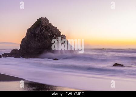 Wrights Beach, Sonoma County, Nordkalifornien, Sonnenuntergang, Küstenwellen, Meeresfelsen, Meereslandschaft, Küstenschönheit Stockfoto