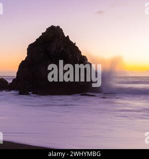 Wrights Beach, Sonoma County, Nordkalifornien, Sonnenuntergang, Küstenwellen, Meeresfelsen, Meereslandschaft, Küstenschönheit Stockfoto