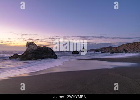 Wrights Beach, Sonoma County, Nordkalifornien, Sonnenuntergang, Küstenwellen, Meeresfelsen, Meereslandschaft, Küstenschönheit Stockfoto