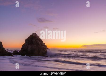 Wrights Beach, Sonoma County, Nordkalifornien, Sonnenuntergang, Küstenwellen, Meeresfelsen, Meereslandschaft, Küstenschönheit Stockfoto